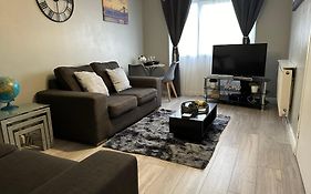 Modern Cosy Warm Home With Free Parking